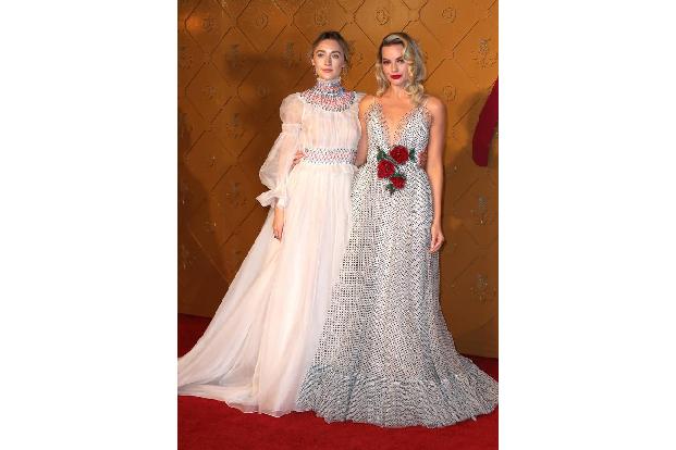 Pure Eleganz: Die Hauptdarstellerinnen Saoirse Ronan und Margot Robbie verzauberten in atemberaubenden Roben auf der Premier... Pure Eleganz: Die Hauptdarstellerinnen Saoirse Ronan und Margot Robbie verzauberten in atemberaubenden Roben auf der Premier...