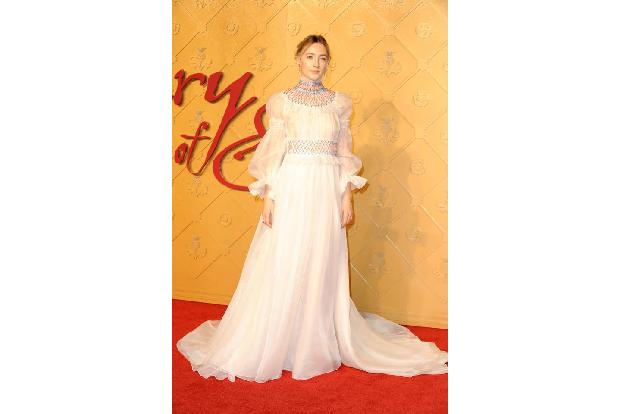 ...handelt von der historischen Person Maria Stuart, gespielt von Saoirse Ronan, die im 16. Jahrhundert den schottischen Thr...