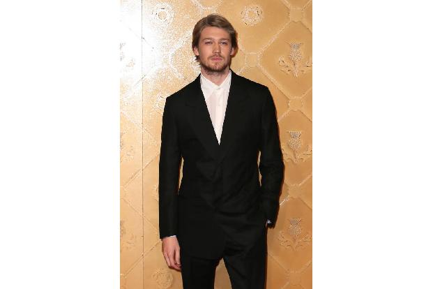 ...ist der aufstrebende Star Joe Alwyn. Der Freund von Popsternchen Taylor Swift verkörpert General Robert Dudley. Die royal...