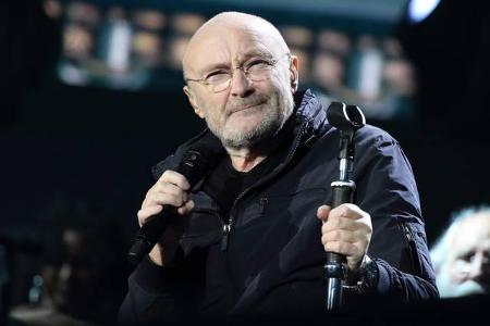 He can't dance – but he can jam: Phil Collins singt nicht nur, er spielt auch richtig gut Schlagzeug. Das durfte er 2006 sog...