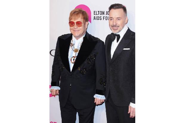 Elton John und sein Mann David Furnish lieben es traditionell: Die beiden feiern mit ihren Kindern ganz beschaulich zuhause....