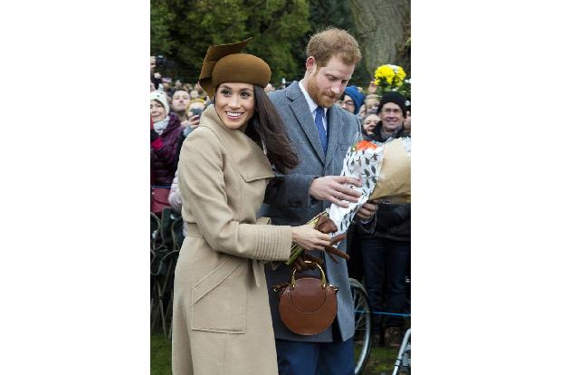 ...Jahr hatte der Weihnachtsurlaub der Blaublüter besonderes Aufsehen erregt, weil die Queen Meghan Markle entgegen dem köni...