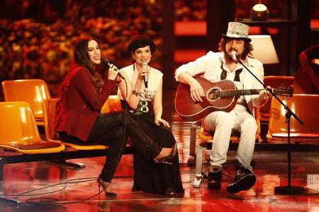 2012 sang Alanis Morissette beim großen Finale der deutschen Castingshow 'X Factor' mit den damaligen Gewinnern Mrs. Greenbi...