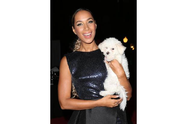 Keine Sorge, der Hund ist nur ein Accessoire: Eigentlich hält Leona Lewis ein Mikrofon in der Hand, in das sie die schönsten...
