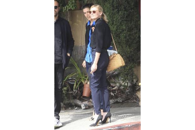 ...eine Kirsten Dunst liebt ihren Glimmstängel. Guten Freunden gibt man eben kein Küsschen, sondern teilt brüderlich die let...