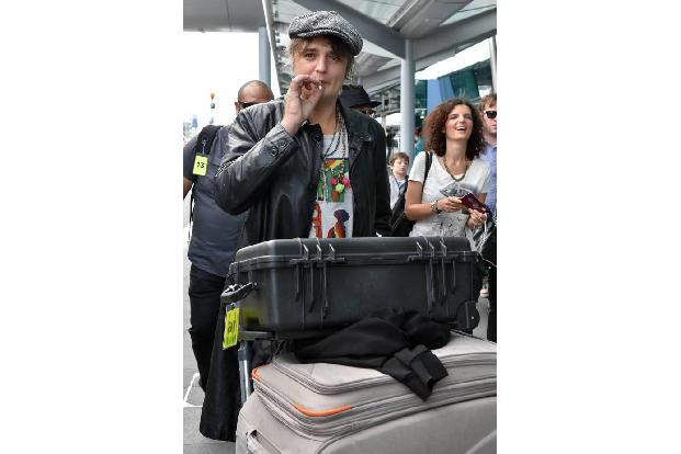 ...es bei Pete Doherty irgendwie verwundert, dass er bei all den Taschen noch eine Hand frei hat zum Rauchen. Tja, in solche...