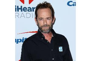Nach Schlaganfall-Schock: Stars senden Luke Perry ihre Genesungswünsche