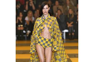 Bella Hadid: Mit Fieber auf den Laufsteg