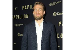 Charlie Hunnam: Yoga auf der Comic Con