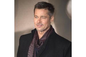 Was geht denn da?! Brad Pitt schleicht sich heimlich auf Jennifer Anistons Geburtstagsparty!