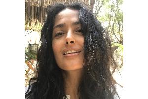 Salma Hayek postet auf Instagram ein Foto mit grauen Haaren