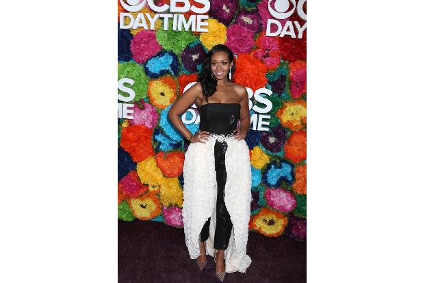 …exzentrisch zeigte sich 'Schatten der Leidenschaft'-Star Mishael Morgan bei den Daytime Emmy Awards 2019. Der offene weiße ...