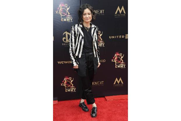 …erschien 'Roseanne'-Star Sara Gilbert auf dem roten Teppich. Sie war die gefühlt einzige Frau, die lässig in Hose und Jacke...