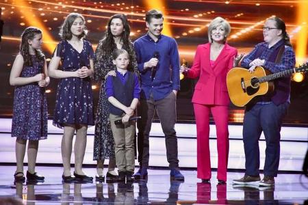 ...Kelly Family. Die Kellys traten gleich zweimal in der Show auf: einmal in ihrer klassischen Besetzung ohne Maite und einm...