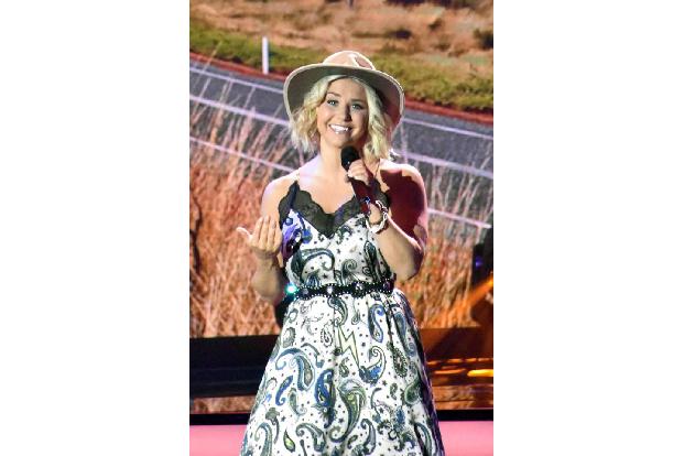 ...Beatrice Egli, die sich nach ihrem Auftritt eine Träne nicht verkneifen konnte und von Carmen Nebel behutsam in den Arm g...