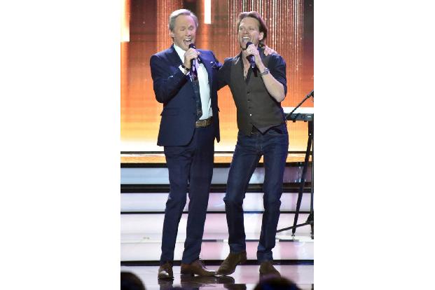 ...Mike Kraus, Peter Kraus' Sohn. Letzterer legte mit seinen 80 Jahren eine energetische Performance hin, als sein Spross pl...