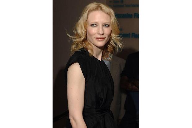 ...erregte sie Aufsehen mit 'Tagebuch eines Skandals', einem Melodram, in dem sie eine Lehrerin spielt, die zum Objekt der B...