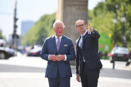 Berlins Bürgermeister Michael Müller gab sich alle Mühe, Prinz Charles zu umsorgen. Was der Politiker dem Briten wohl gerade...
