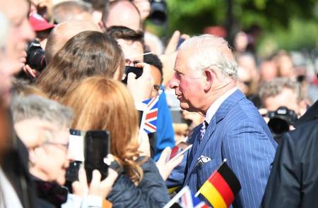 ...britischen und deutschen Fähnchen. Prinz Charles und Herzogin Camilla nahmen sich natürlich jede Menge Zeit, um sich mit ...