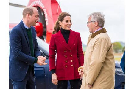 Zur selben Zeit sorgten sich Prinz William und Herzogin Kate um das britische Königreich und statteten einer Helikopter-Basi...