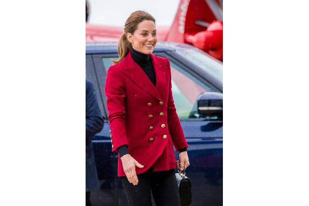 ...Prinz William und Herzogin Kate waren sichtlich gut gelaunt. Kein Wunder, die Familie ist nun um einen Prinzen reicher! U...