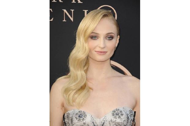 Sophie Turner, bekannt aus 'Game of Thrones', spielt Jean Grey, die solche Kräfte entwickelt, das sie zur Gefahr für die gan... Sophie Turner, bekannt aus 'Game of Thrones', spielt Jean Grey, die solche Kräfte entwickelt, das sie zur Gefahr für die gan...