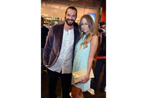Jenny Elvers wollte an diesem Abend eigentlich nur entspannt stöbern. Dass ihr neuer Freund Simon Lorinser auf dem TK Maxx L... Jenny Elvers wollte an diesem Abend eigentlich nur entspannt stöbern. Dass ihr neuer Freund Simon Lorinser auf dem TK Maxx L...