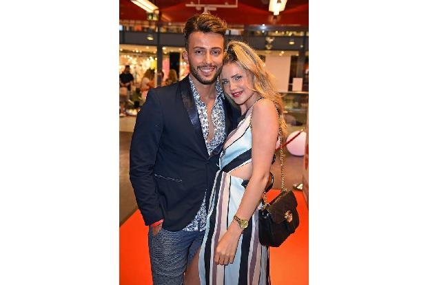 Ebenfalls auf Wolke Sieben schweben Domenico de Cicco und Freundin Julia. Auf dem Event posierten sie deshalb auch nur allzu...
