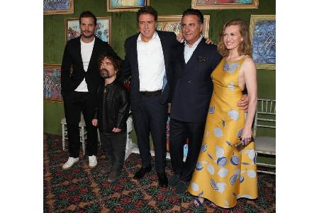 ...reißt sich Hollywood um den Schauspieler. So spielt Peter Dinklage unter anderem im HBO-Film 'My Dinner With Hervé' die H...