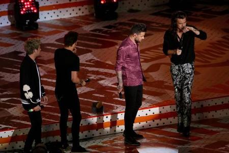 Doch nicht nur weibliche Stars steigen in den lukrativen Markt mit den wohlriechenden Wässerchen ein. One Direction haben gl...
