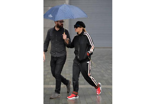 Rita Ora musste dem britischen Mistwetter in Manchester trotzen. Sie allerdings genießt die Gesellschaft ihres Schirmträgers...