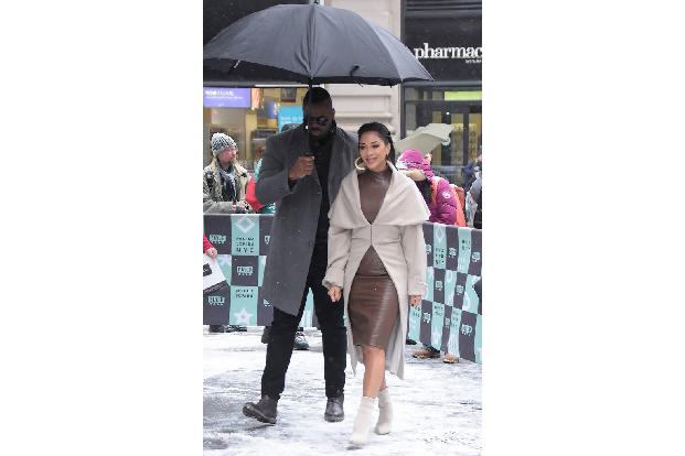 Nicole Scherzinger hat sich in New York warm angezogen. Eine Regenmütze würde zu diesem Outfit aber wirklich nicht passen.