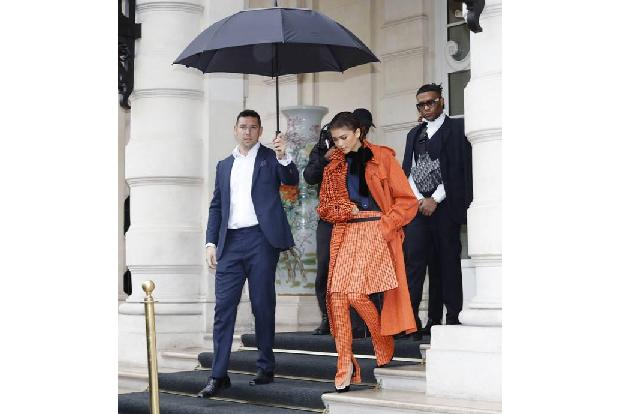 Mode-Queen Zendaya muss mehr als ihre Frisur vor dem Regen bewahren: Diese Klamotten vertragen keine Wasserflecken!