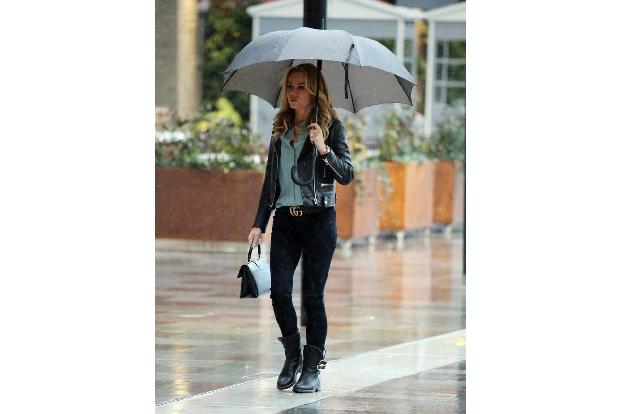 Richtig cool ist 'Britain's Got Talent'-Jurorin Amanda Holden: Passend zu ihrem Nachnamen hält sie ihren Regenschirm einfach...