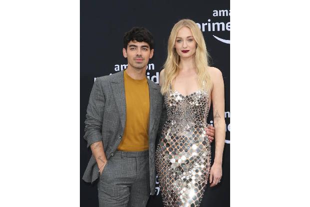 …2016 mit Joe Jonas zusammen, im Mai dieses Jahres haben sie in Las Vegas geheiratet. In ihrem höllisch heißen Metallic-Dress…