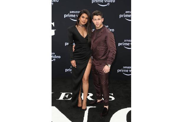 …Nick Jonas, der schon beim dritten Date vor der Schauspielerin auf die Knie ging. Geheiratet wurde dann am 1. Dezember 2018...