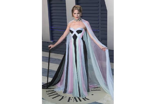 Zweifelsfrei ist die an multipler Sklerose erkrankte Selma Blair eine Kämpfernatur – deswegen wirkt ihr Cape auch wie ein Su... Zweifelsfrei ist die an multipler Sklerose erkrankte Selma Blair eine Kämpfernatur – deswegen wirkt ihr Cape auch wie ein Su...