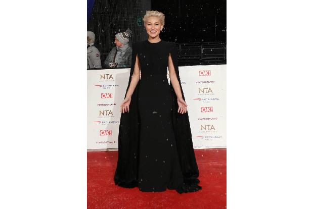 Die britische Moderatorin Emma Willis hat den perfekten Look zu ihrer frechen Frisur gewählt. Ohne Cape wäre sie nicht so ei...