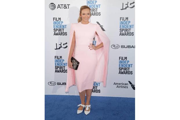 Auch Filmikone Toni Collette beweist, dass ein Cape-Look nicht angestaubt wirken muss.