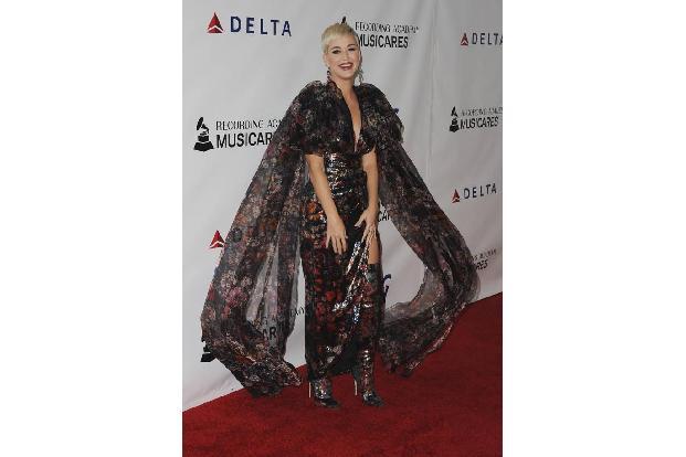 Sängerin Katy Perry stellt uns vor ein Problem: Ist ihr Look cool oder doch albern? Entscheiden Sie selbst!