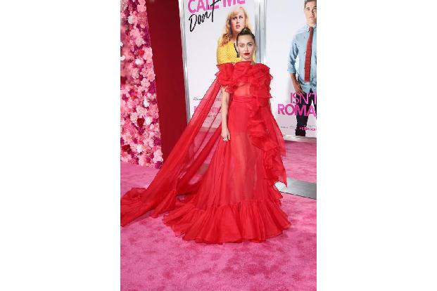Lady in Red: Miley Cyrus sieht mit ihrem Cape zwar aus wie eine in den Farbtopf gefallene Braut, aber uns gefällt's.