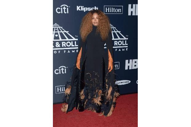Nein. Einfach nein, liebe Janet Jackson. Das nächste Mal: Cape weglassen, Handschuhe weglassen.