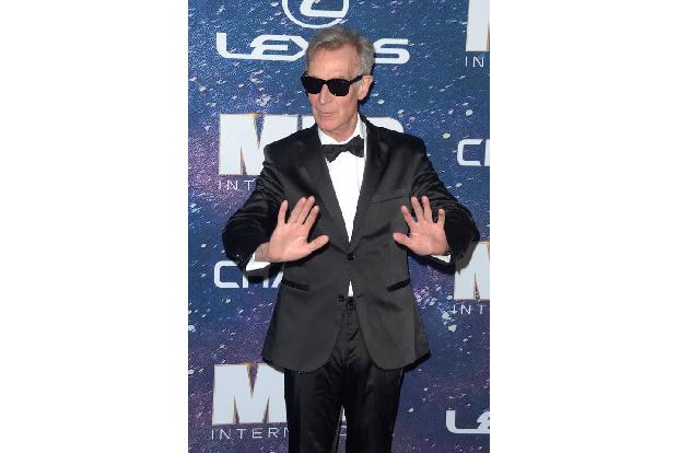 Fernsehmoderator Bill Nye spazierte ganz in MiB-Manier mit einer Sonnenbrille über den schwarzen Teppich. Er könnte ja 