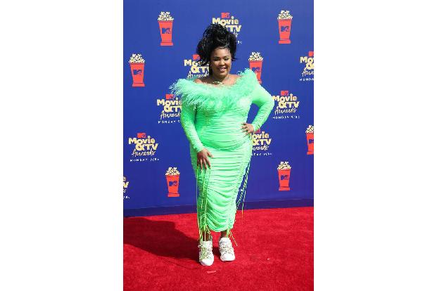 ...Lizzo abgesprochen hat, was die Farben ihrer Outfits angeht? Die Rapperin rockte die MTV Bühne live und sah knallig aus!