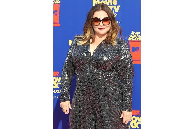 Keine Nominierung für Melissa McCarty, aber die Schauspielerin durfte immerhin in diesem Jahr einen der Awards überreichen. ...
