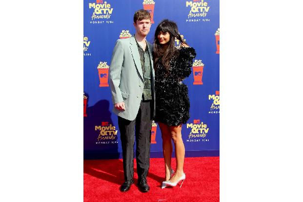 ...sie mit der schönen Britin Jameela Jamil teilt, die mit ihrem Partner, dem Musiker James Blake, auf dem roten Teppich ers...