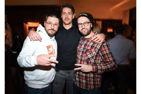 Vincent Stein, besser bekannt unter seinem Künstlernamen Beatzarre posierte zusammen mit Musikproduzent Paul NZA (links) und...
