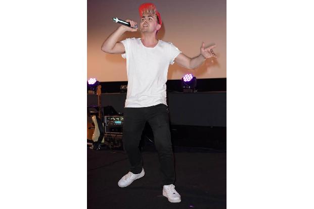 ...Simon Will zu sehen, der YouTuber, der einer der erfolgreichsten Influencer der Gegenwart ist. Dass er auch singen kann, ...