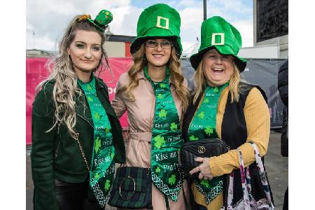 ...Trafalgar Square. Wie es sich gehört, trägt man natürlich grün. Mit dem St. Patrick's Day feiern die Iren oder solche, di...