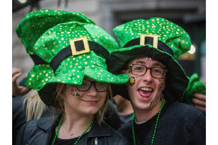 ...gab es in München gleich ein zweitägiges St. Patrick Festival auf dem Odeonsplatz, mit entsprechender Parade am Sonntag. ...